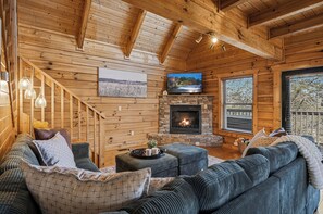 Smart TV, lareira, pebolim, livros