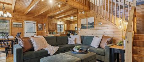 Smart TV, chimenea, futbolito, libros