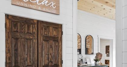 Bring the Pups! Cozy Oaks Barndominium with Hot Tub & Fire Pit