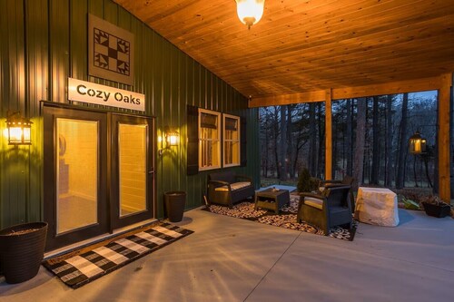 Bring the Pups! Cozy Oaks Barndominium with Hot Tub & Fire Pit