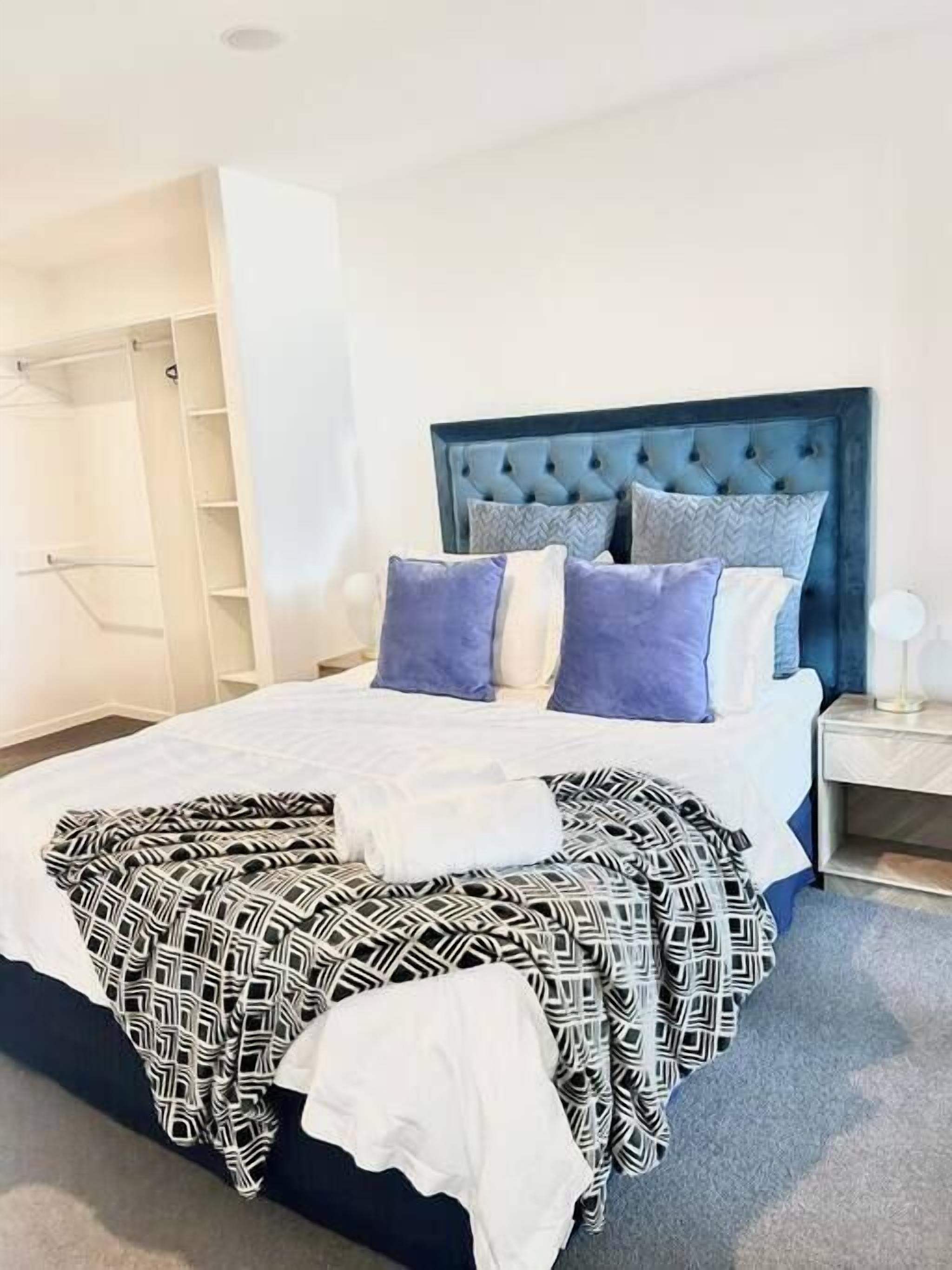 1 slaapkamer, een bureau, een strijkplank/strijkijzer, reisbedje