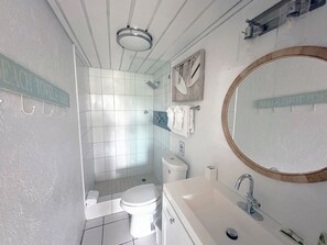 Douche, sèche-cheveux, serviettes fournies, savon