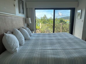 Een strijkplank/strijkijzer, internet, beddengoed