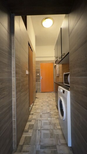 基础公寓 | 私人厨房 | 冰箱、微波炉、炉灶、厨具/餐具