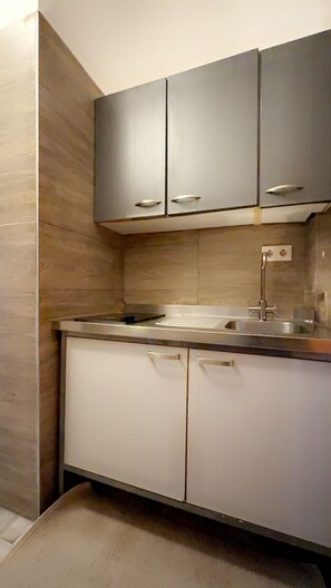 Basic Apartment | Private kitchen | Fridge, microwave, stovetop, cookware/dishes/utensils