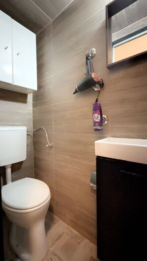 Căn hộ cơ bản | Phòng tắm | Buồng tắm vòi sen, đồ dùng nhà tắm miễn phí, máy sấy tóc, khăn tắm 