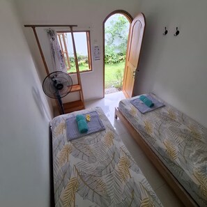 Habitació amb dos llits individuals bàsica | Wifi gratuïta 