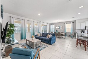 TV - 5238 Solterra Resort 5BR Pool House near Disney (Davenport)