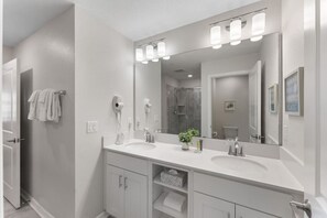 Hair dryer, towels - 3121-207 Resort Lake View Disney Universal Orlando (Kissimmee)