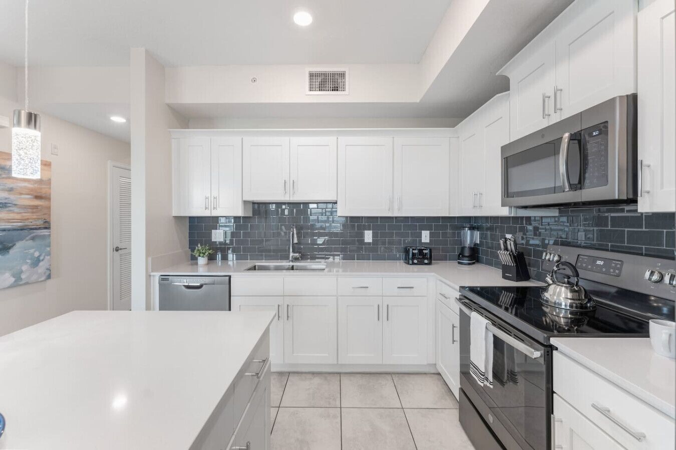 Frigorifero, microonde, forno, piano cottura