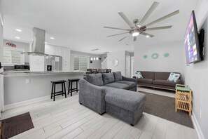 Smart TV, video games, books - Blue Pearl | Affordable 3BR Home | Walk to Beach (North Myrtle Beach)