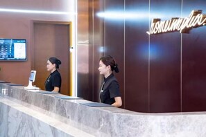 Lobby - Homeinn Plus Hotel (Qingdao Licun Subway Station Pedestrian Street) (Qingdao)