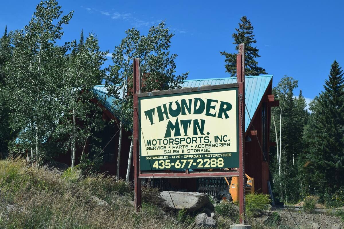 Schild für Thunder MTN Motorsports, Inc. mit Kontaktdaten und angebotenen Leistungen.