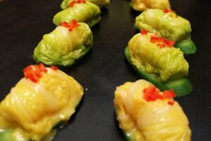Primer plano de alimentos, posiblemente aperitivos, sobre una superficie oscura.
