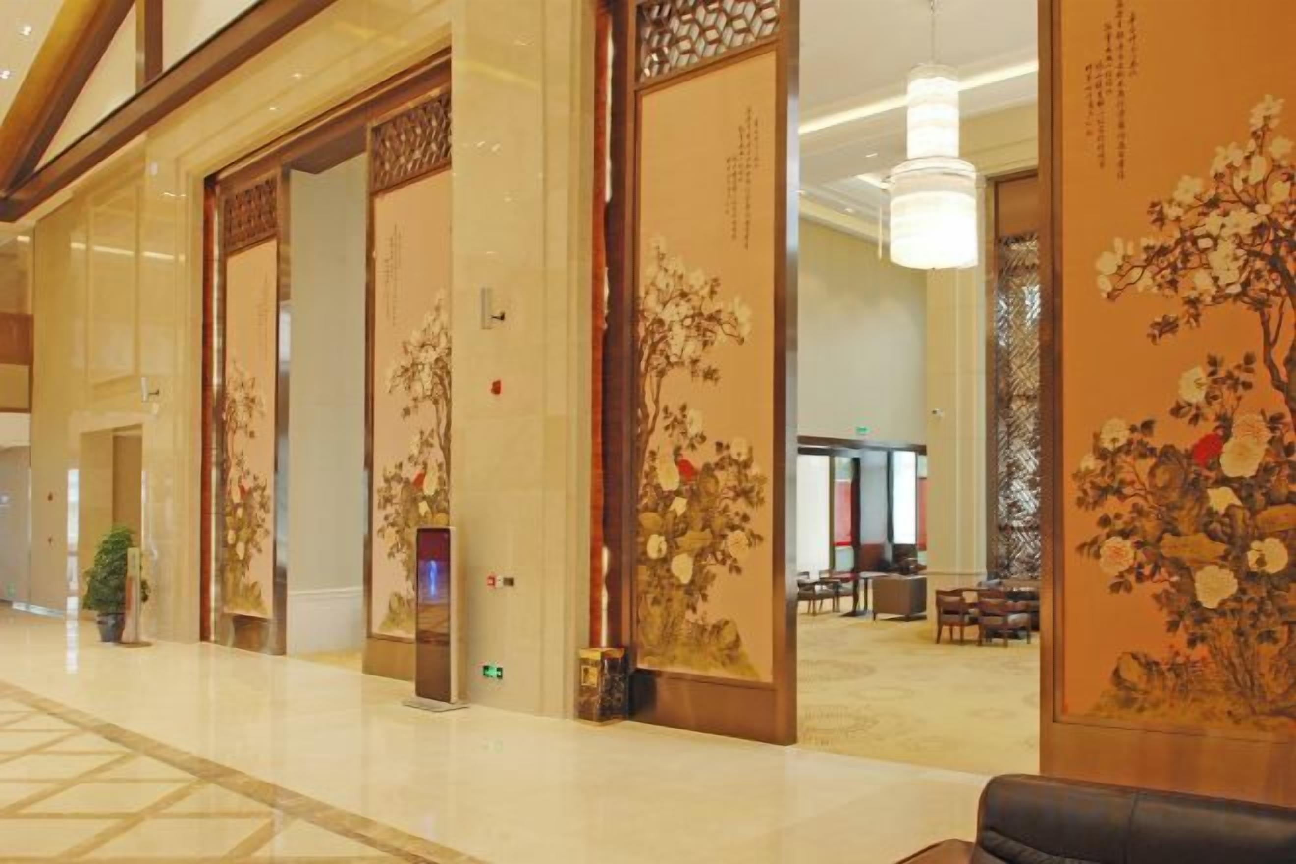 Una hall d'albergo con arredamento tradizionale, una reception e un'area salotto.