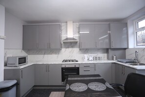 Full-size fridge, microwave - Heathrow roomzzzz B&B (Hayes)