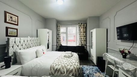 Deluxe Quadruple Room, Non Smoking, City View. Heathrow roomzzzz B&B