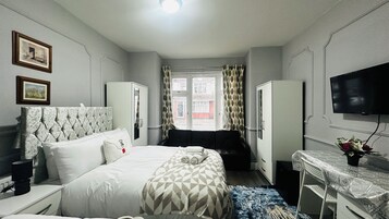 Habitación cuádruple Deluxe, no fumadores, vistas a la ciudad | Escritorio y espacio para trabajar con un portátil