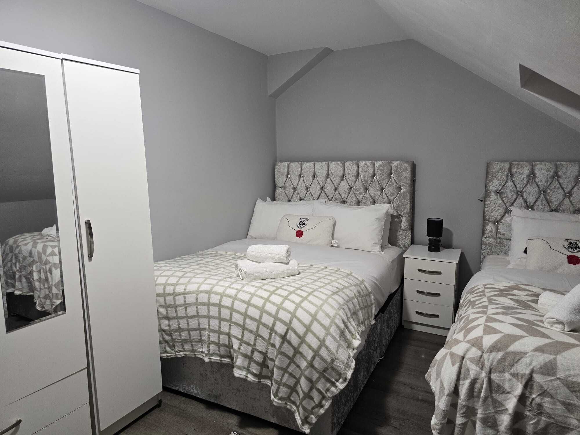 家庭三人房 | 办公桌、笔记本电脑工作区、熨斗/熨板、免费 WiFi