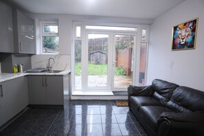 Living area - Heathrow roomzzzz B&B (Hayes)