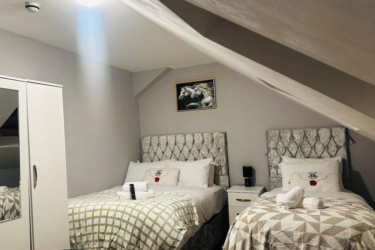 Family Triple Room | Desk, laptop workspace, iron/ironing board (on request), WiFi (free)