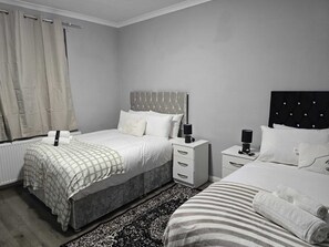 Habitación cuádruple Deluxe, para no fumadores, vista a la ciudad | Escritorio y espacio para trabajar con laptop 