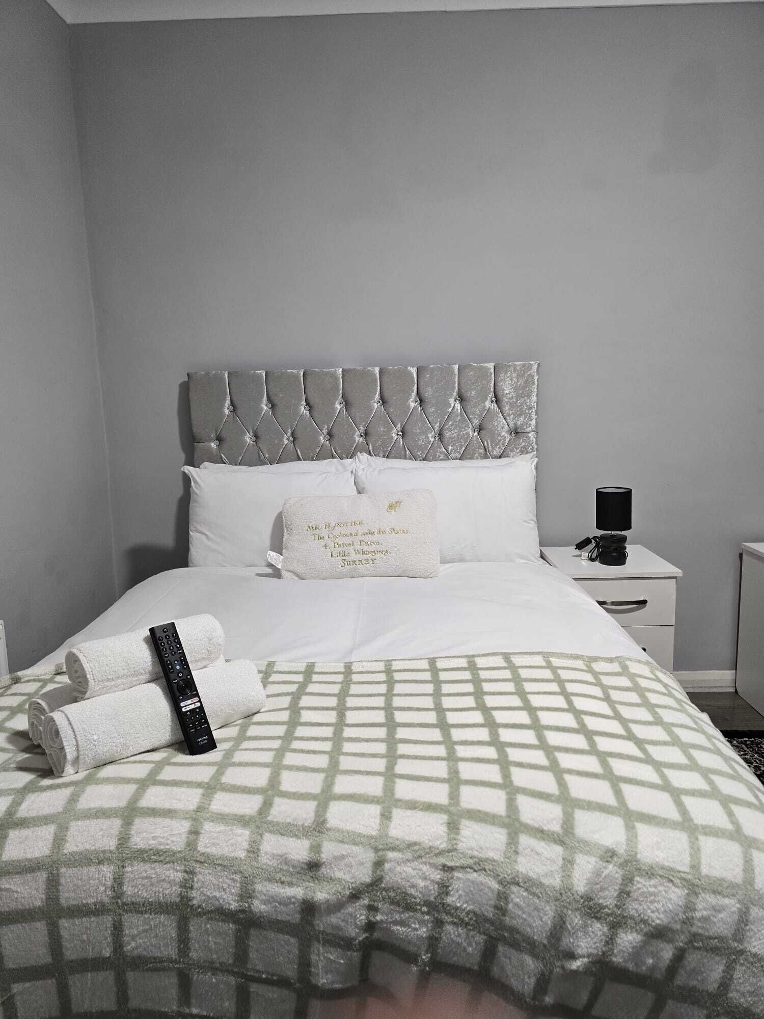 Habitación cuádruple Deluxe, para no fumadores, vista a la ciudad | Escritorio y espacio para trabajar con laptop 