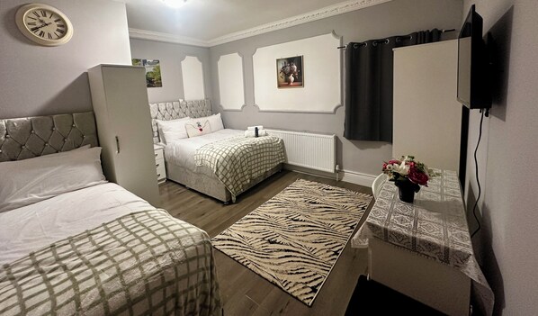 Family Triple Room | Meja, ruang kerja komputer riba, seterika/papan seterika, Wi-fi percuma