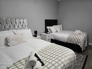 Habitación cuádruple Deluxe, para no fumadores, vista a la ciudad | Escritorio y espacio para trabajar con laptop 