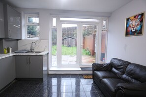 Living area - Heathrow roomzzzz B&B (Hayes)