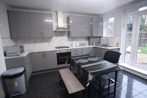 32-inch Smart TV with digital channels - Heathrow roomzzzz B&B (Hayes)