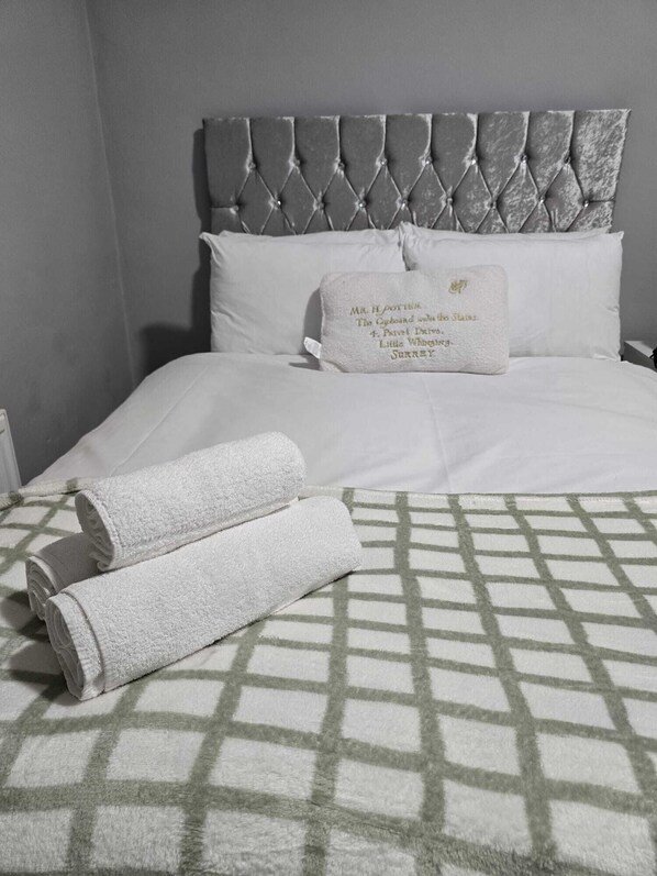 Habitación triple familiar | Escritorio y espacio para trabajar con laptop