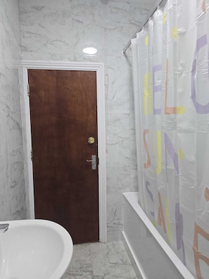 Handtücher, Seife, Shampoo, Toilettenpapier