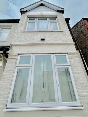 Front of property – evening/night - Heathrow roomzzzz B&B (Hayes)