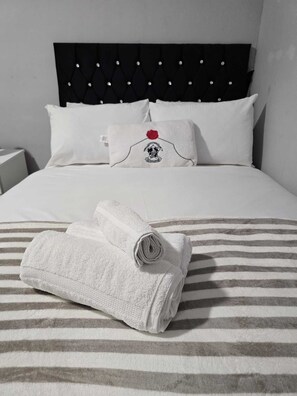 Habitación cuádruple Deluxe, para no fumadores, vista a la ciudad | Escritorio y espacio para trabajar con laptop 