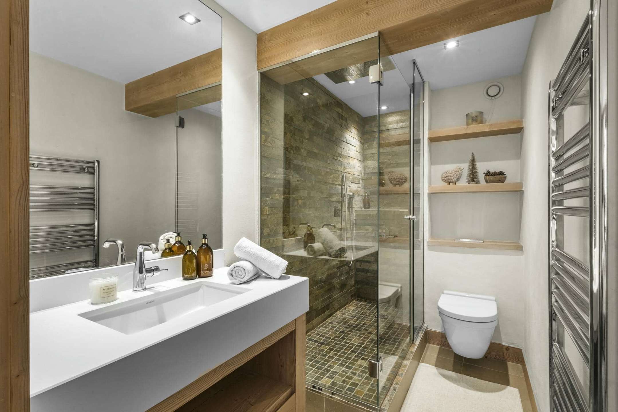 Articles de toilette gratuits, sèche-cheveux, serviettes fournies