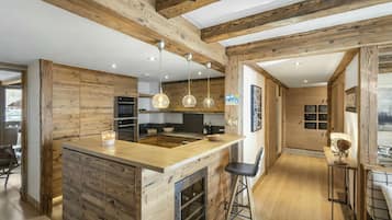 Kjøleskap, ovn, oppvaskmaskin og kaffetrakter/tekoker