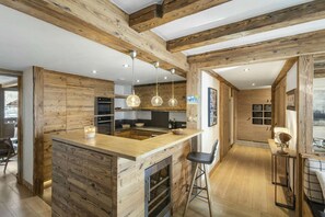 Kjøleskap, ovn, oppvaskmaskin og kaffetrakter/tekoker