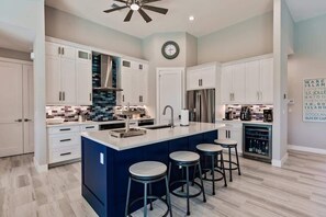 Fridge, microwave, oven, stovetop - Elegant 4BR Marco Home l Pool l Hot tub (Marco Island)