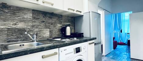 Basic-Apartment | Eigene Küche | Kühlschrank, Mikrowelle, Herdplatte, Kochgeschirr/Geschirr/Besteck