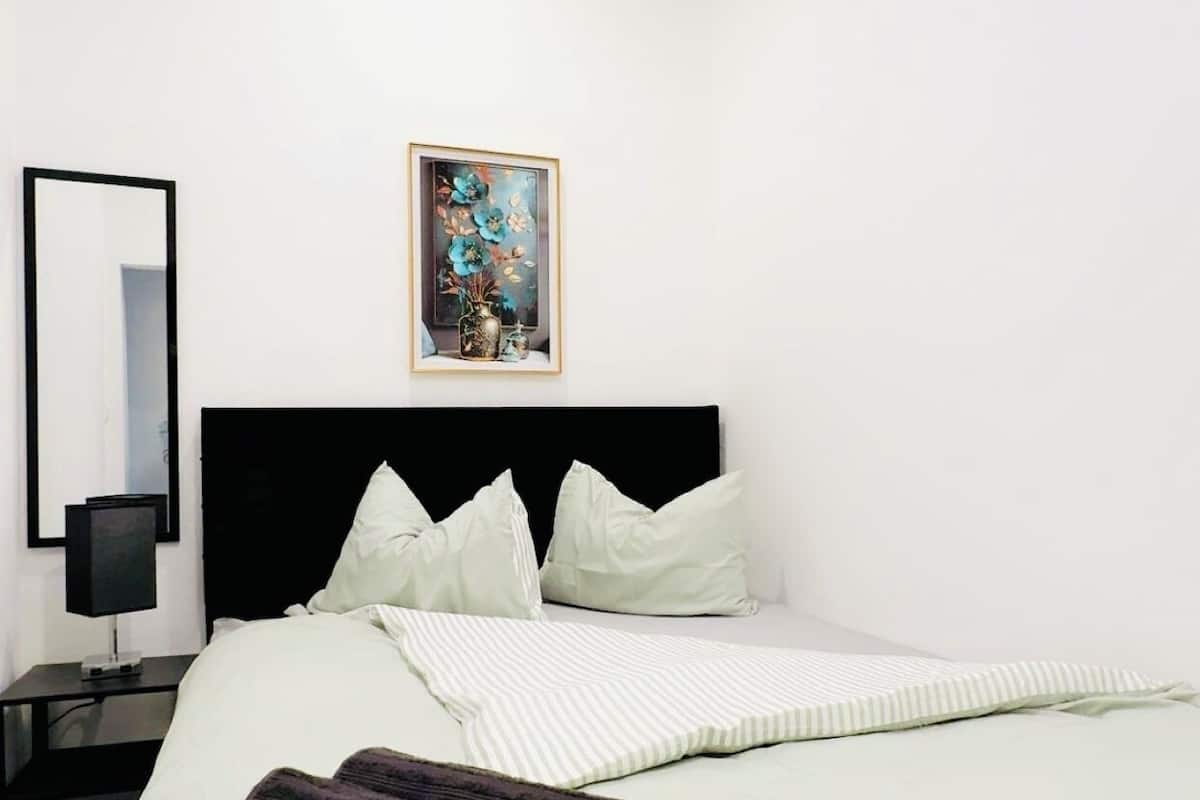 Basic Apartment | Iron/ironing board