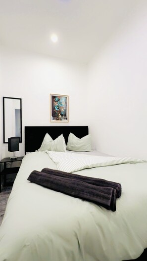 Basic Apartment | Iron/ironing board