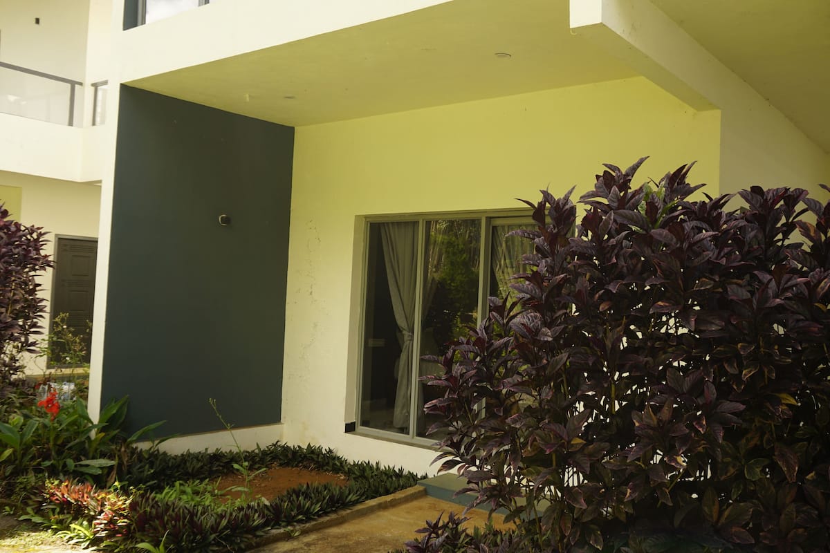 Quarto triplo standard, vista para o jardim | Cofres nos quartos, cortinas blackout, quartos à prova de som