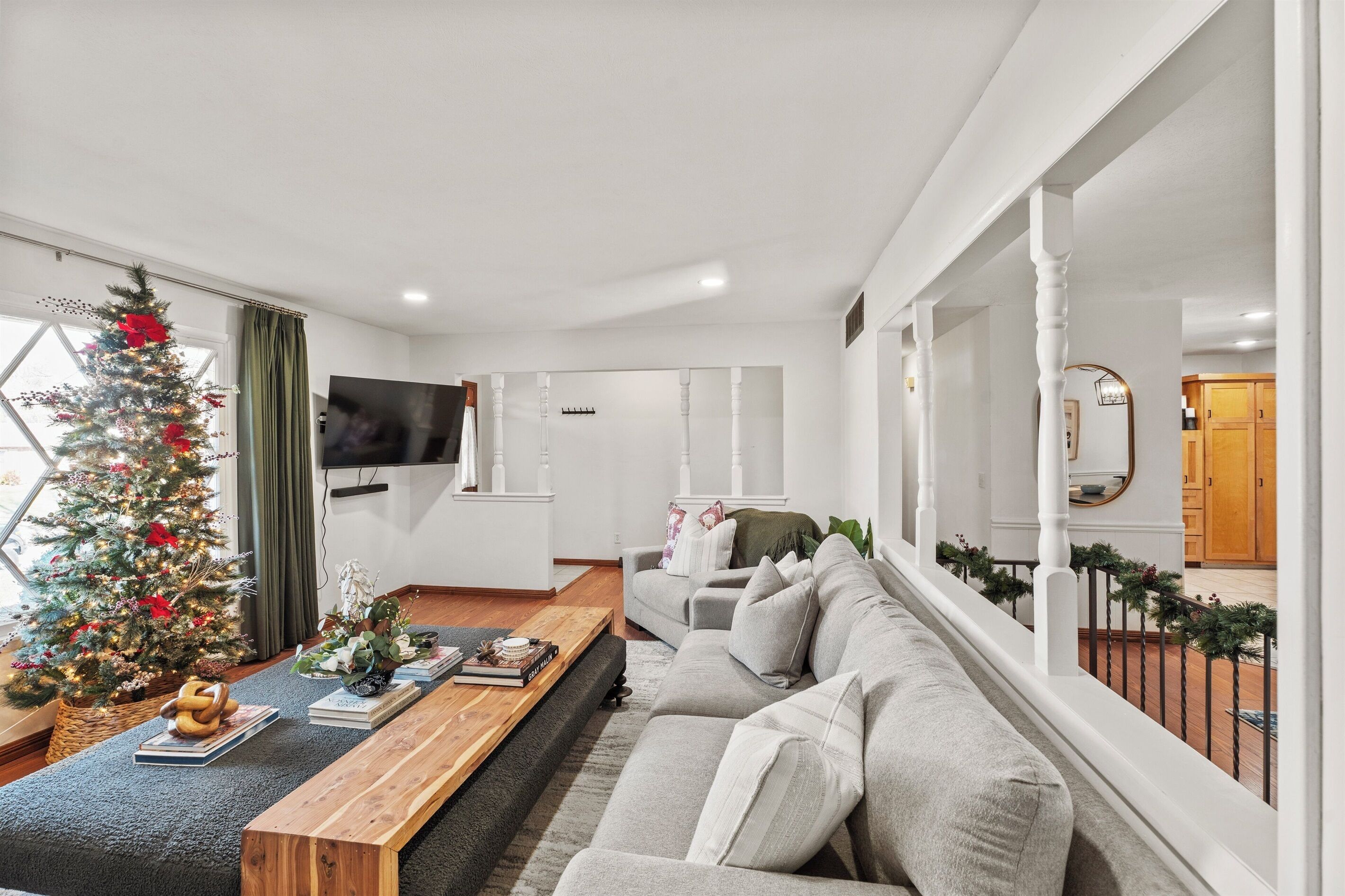 Télévision, cheminée, livres