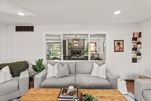 Televisio, takka, kirjoja