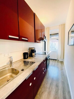 ベーシック アパートメント | 専用キッチン | オーブン、コンロ、調理器具と食器