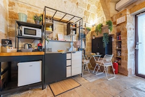 Family Studio (Dimora Kiaorana In Polignano A Mare) | Private kitchenette | Fridge, microwave, stovetop, coffee/tea maker - Dimora Kiaorana In Polignano A Mare (Polignano a Mare)