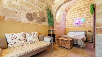 Tabla de planchar con plancha, wifi gratis, ropa de cama