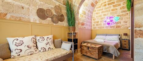 Iron/ironing board, free WiFi, bed sheets