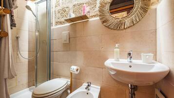 Monolocale familiare (Dimora Kiaorana In Polignano A Mare) | Bagno | Doccia, asciugacapelli, bidet, asciugamani
